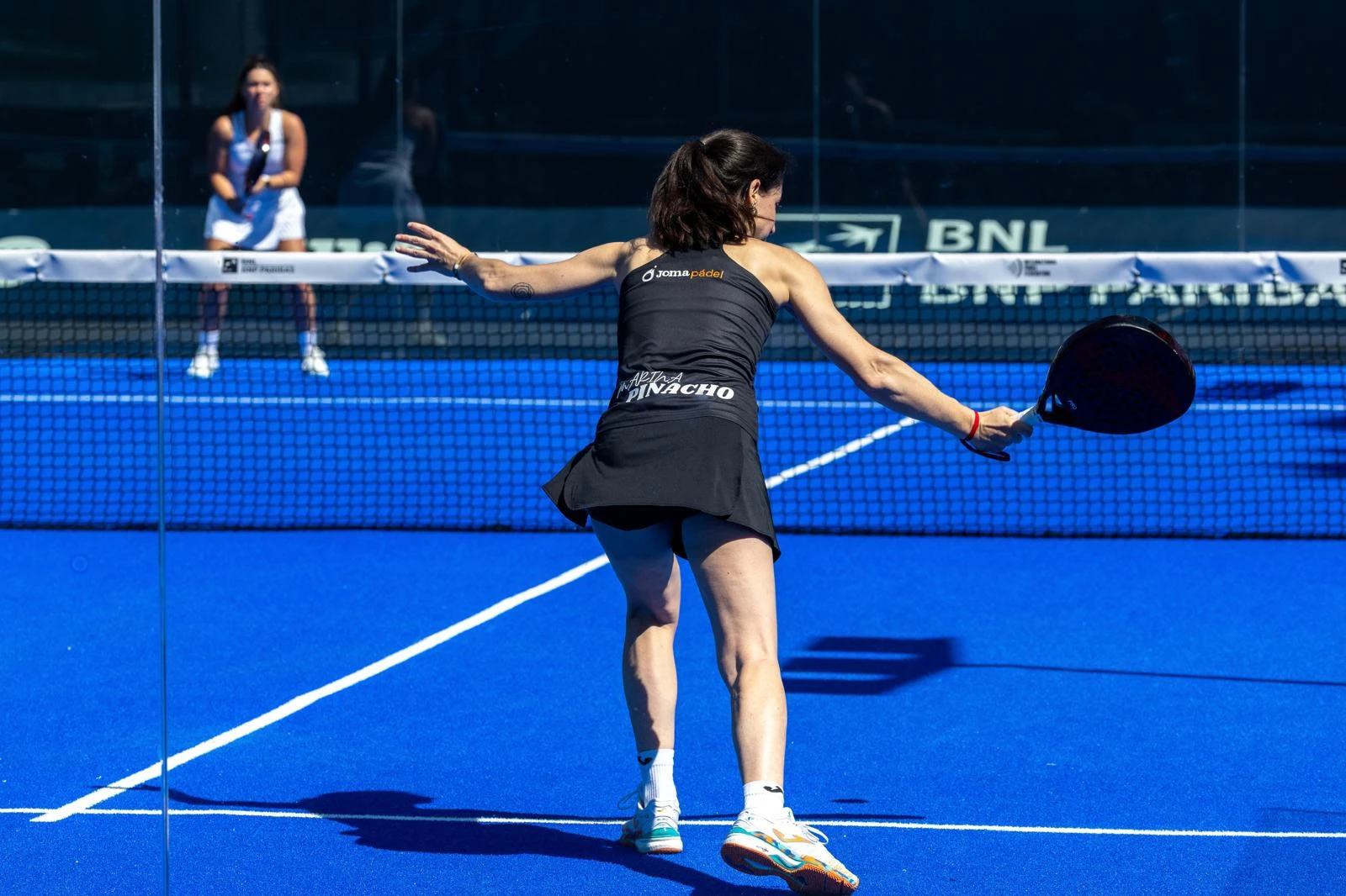 Marina Pinacho compitiendo en un partido de pádel